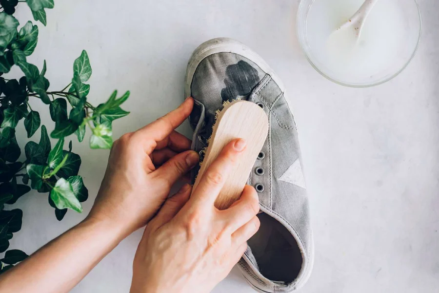 cara membersihkan sepatu kanvas