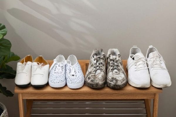 sepasang sepatu putih yang kotor dan menghitam