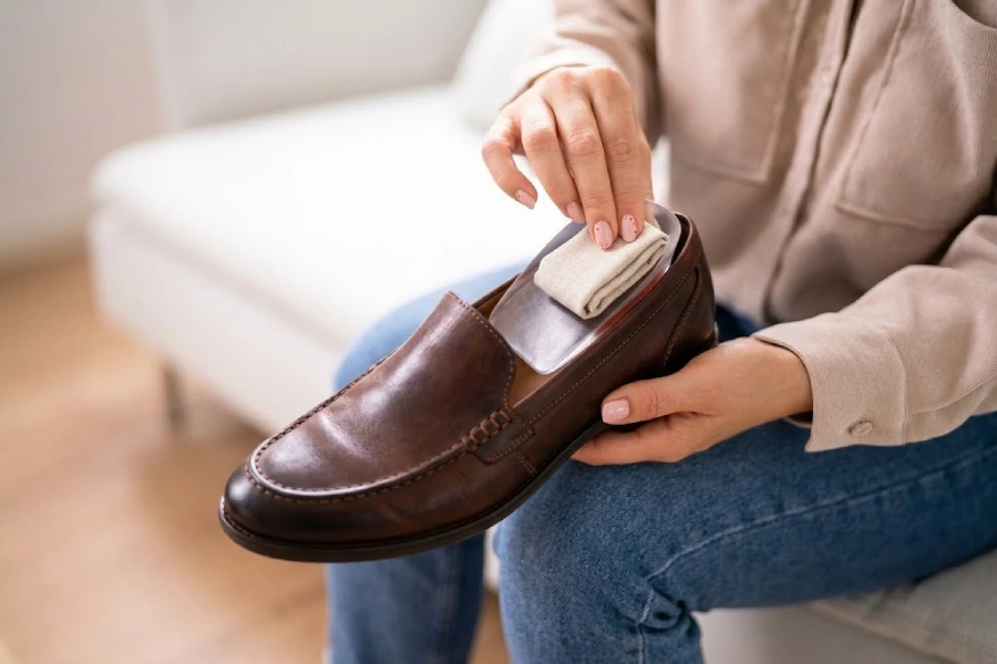 cara mengecilkan sepatu kebesaran